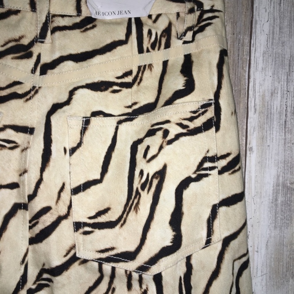 NWT WeWoreWhat Zebra Print Slit Hem Straight Leg Jeans Cream Black Size 26 - Picture 9 of 10